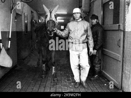 Norbert Nigbur, portiere di Schalke e icona di Schalke 04, qui su 10. 2. 1972 a Gelsenkirchen, in un'intervista, come portiere e trotter, Germania Foto Stock