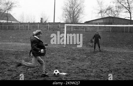 Norbert Nigbur, portiere di Schalke e icona di Schalke 04, qui il 10 febbraio 1972 a Gelsenkirchen, intervistato come portiere e trotter. Foto Stock