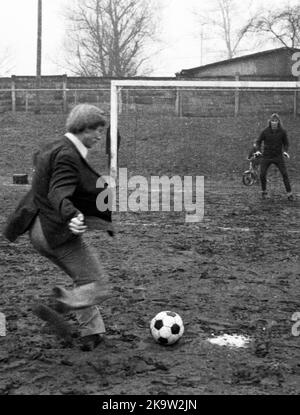 Norbert Nigbur, portiere di Schalke e icona di Schalke 04, qui il 10 febbraio 1972 a Gelsenkirchen, intervistato come portiere e trotter. Foto Stock