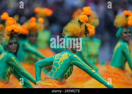 Città del Messico, Messico. 29th Ott 2022. Gli artisti si esibiscono nel Day of the Dead Parade nel centro di Città del Messico, capitale del Messico, il 29 ottobre 2022. Credit: Francisco Canedo/Xinhua/Alamy Live News Foto Stock