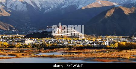 Lhasa. 29th Ott 2022. Questa foto scattata il 29 ottobre 2022 mostra la vista autunnale del Palazzo Potala a Lhasa, la regione autonoma del Tibet nel sud-ovest della Cina. Credit: Shen Hongbing/Xinhua/Alamy Live News Foto Stock