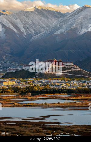 Lhasa. 29th Ott 2022. Questa foto scattata il 29 ottobre 2022 mostra la vista autunnale del Palazzo Potala a Lhasa, la regione autonoma del Tibet nel sud-ovest della Cina. Credit: Notizie dal vivo su Jiang Fan/Xinhua/Alamy Foto Stock