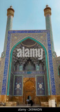 La Moschea dello Sceicco Lotfollah è uno dei più grandi luoghi storici in piazza Naghshe jahan nella città di Isfahan, in Iran Foto Stock