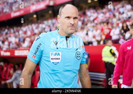 Siviglia, Spagna. 29th Ott 2022. L'arbitro Antonio Mateu ha visto durante la partita di LaLiga Santander tra il Sevilla FC e Rayo Vallecano all'Estadio Ramon Sanchez Pizjuan di Siviglia. (Photo Credit: Gonzales Photo/Alamy Live News Foto Stock