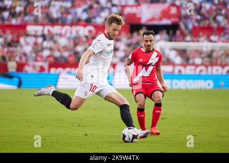 Siviglia, Spagna. 29th Ott 2022. Ivan Rakitic (10) del Sevilla FC visto durante la partita di LaLiga Santander tra Sevilla FC e Rayo Vallecano all'Estadio Ramon Sanchez Pizjuan di Siviglia. (Photo Credit: Gonzales Photo/Alamy Live News Foto Stock