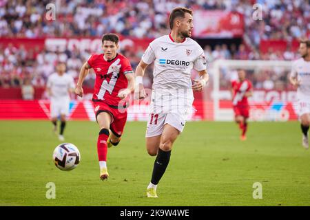 Siviglia, Spagna. 29th Ott 2022. Adnan Januzaj (11) del Sevilla FC visto durante la partita di LaLiga Santander tra il Sevilla FC e Rayo Vallecano all'Estadio Ramon Sanchez Pizjuan di Siviglia. (Photo Credit: Gonzales Photo/Alamy Live News Foto Stock