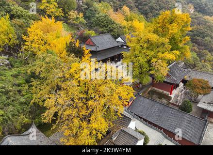 LIANYUNGANG, CINA - 30 OTTOBRE 2022 - Vista autunnale del Palazzo Sanyuan sul Monte Huaguo nella città di Lianyungang, Provincia di Jiangsu, Cina, 30 ottobre 2022. Foto Stock