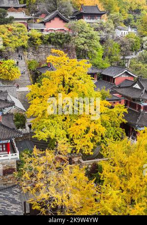 LIANYUNGANG, CINA - 30 OTTOBRE 2022 - Vista autunnale del Palazzo Sanyuan sul Monte Huaguo nella città di Lianyungang, Provincia di Jiangsu, Cina, 30 ottobre 2022. Foto Stock