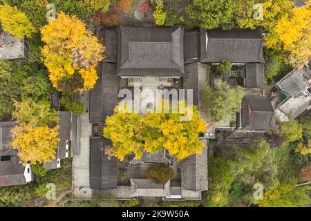 LIANYUNGANG, CINA - 30 OTTOBRE 2022 - Vista autunnale del Palazzo Sanyuan sul Monte Huaguo nella città di Lianyungang, Provincia di Jiangsu, Cina, 30 ottobre 2022. Foto Stock