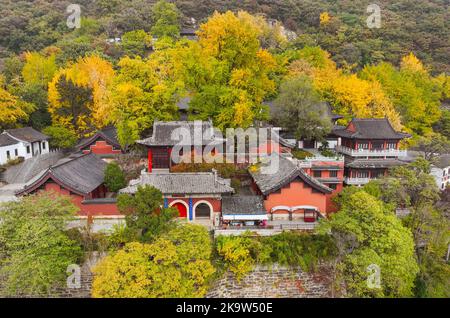 LIANYUNGANG, CINA - 30 OTTOBRE 2022 - Vista autunnale del Palazzo Sanyuan sul Monte Huaguo nella città di Lianyungang, Provincia di Jiangsu, Cina, 30 ottobre 2022. Foto Stock