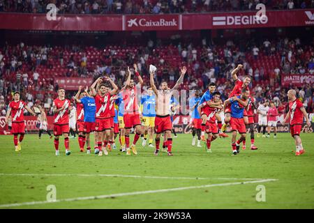 Siviglia, Spagna. 29th Ott 2022. I giocatori di Rayo Vallecano festeggiano la vittoria dopo la partita di LaLiga Santander tra il Sevilla FC e Rayo Vallecano all'Estadio Ramon Sanchez Pizjuan di Siviglia. (Photo Credit: Gonzales Photo/Alamy Live News Foto Stock