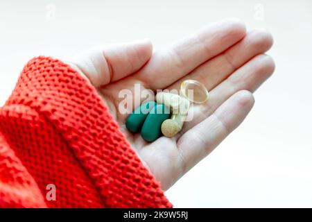 Mano femminile con supplementi giornalieri, concetto di assistenza sanitaria Foto Stock