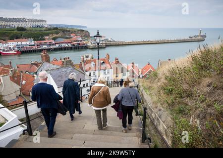 WHITBY, Regno Unito - 21 settembre 2022. I turisti camminano lungo Whitby Abbey passi verso Whitby Harbour. Whitby, Yorkshire, Regno Unito Foto Stock