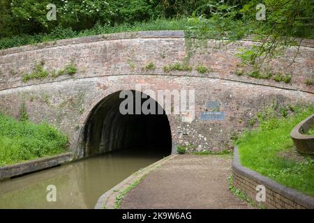 NORTHAMPTONSHIRE, Regno Unito - 25 maggio 2022. Il Canal Grande Union passa attraverso il tunnel di Blisworth vicino al villaggio di Stoke Bruerne Foto Stock