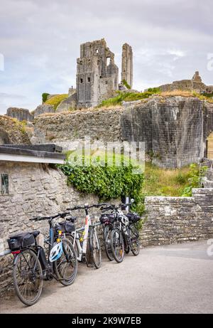 DORSET, Regno Unito - 06 luglio 2022. Biciclette da turismo parcheggiate fuori dalle rovine del castello di Corfe, Dorset, Regno Unito. Raffigura di esplorare l'Inghilterra in un tour in bicicletta Foto Stock