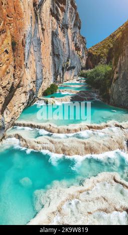 Piscine naturali di Millpu a Huancaraylla. Lagune turchesi vicino Ayacucho, destinazione di viaggio in Perù Foto Stock