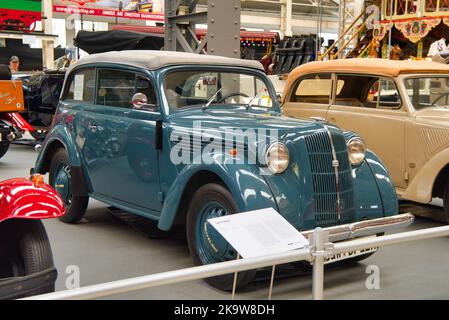 SPEYER, GERMANIA - OTTOBRE 2022: Green Blue German staff Car Kadett K38 Saloon 1937 auto retrò nel Technikmuseum Speyer. Foto Stock