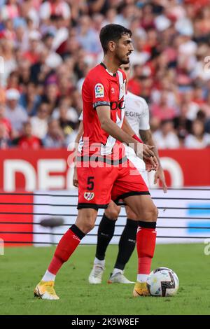 Siviglia, Siviglia, Spagna. 29th Ott 2022. Alejandro catena di Rayo Vallecano controlla la palla durante la partita la Liga Santader tra Sevilla CF e Rayo Vallecano a Ramon Sanchez Pizjuan a Siviglia, Spagna, il 29 ottobre 2022. (Credit Image: © Jose Luis Contreras/DAX via ZUMA Press Wire) Credit: ZUMA Press, Inc./Alamy Live News Foto Stock