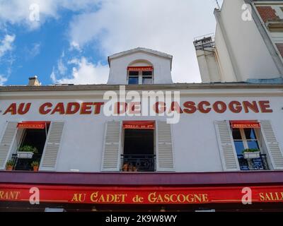 Parigi Francia - Giugno 22 2009; facciata anteriore e indicazioni per il ristorante Au Cadet de Gascogne nel quartiere di Montmatre. Foto Stock