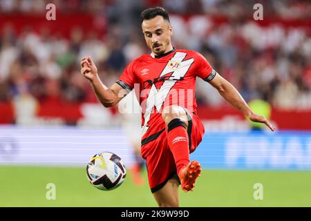 Siviglia, Siviglia, Spagna. 29th Ott 2022. Alvaro Garcia di Rayo Vallecano controlla la palla durante la partita la Liga Santader tra Sevilla CF e Rayo Vallecano al Ramon Sanchez Pizjuan di Siviglia, in Spagna, il 29 ottobre 2022. (Credit Image: © Jose Luis Contreras/DAX via ZUMA Press Wire) Credit: ZUMA Press, Inc./Alamy Live News Foto Stock