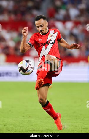 Siviglia, Siviglia, Spagna. 29th Ott 2022. Alvaro Garcia di Rayo Vallecano controlla la palla durante la partita la Liga Santader tra Sevilla CF e Rayo Vallecano al Ramon Sanchez Pizjuan di Siviglia, in Spagna, il 29 ottobre 2022. (Credit Image: © Jose Luis Contreras/DAX via ZUMA Press Wire) Credit: ZUMA Press, Inc./Alamy Live News Foto Stock