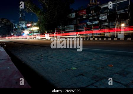 Febbraio 2nd 2022. Uttarakhand India . Colorato veicolo luce sentiero di Rajpur strada, Dehradun Città. Foto Stock