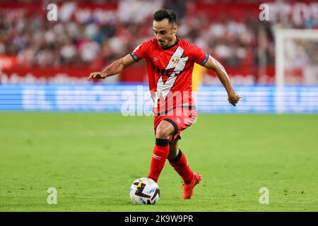 Siviglia, Siviglia, Spagna. 29th Ott 2022. Alvaro Garcia di Rayo Vallecano corre con la palla durante la partita la Liga Santader tra Siviglia CF e Rayo Vallecano al Ramon Sanchez Pizjuan di Siviglia, Spagna, il 29 ottobre 2022. (Credit Image: © Jose Luis Contreras/DAX via ZUMA Press Wire) Credit: ZUMA Press, Inc./Alamy Live News Foto Stock