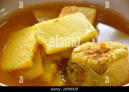 pesce barracuda bollito con sparo di bambù sott'aceto in zuppa piccante e acida su ciotola Foto Stock