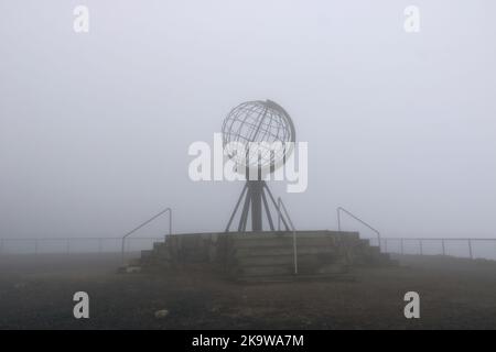 Simbolo del globo di Nordkapp North Cape in una giornata di nebbia Foto Stock