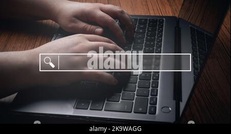 Giovane donna che utilizza un notebook con barra di ricerca olografica. Ottimizzazione dei motori di ricerca SEO. Icona del browser. Foto Stock