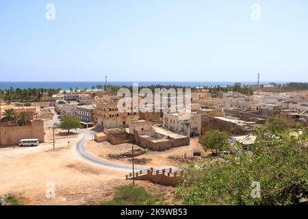 Vista costiera dall'altopiano di Taqah vicino a Salalah, Dhofar, Sultanato dell'Oman Foto Stock