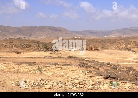 Paesaggio vicino al Parco Archeologico di Sumhuram con le rovine dell'antica città Khor Rori vicino a Salalah in Oman Foto Stock