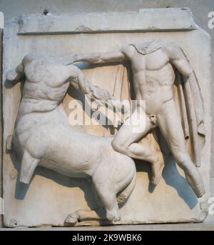 Metopo III dei marmi del Partenone che raffigura parte della battaglia tra i centauri e i lapponi al British Museum di Londra, Regno Unito Foto Stock
