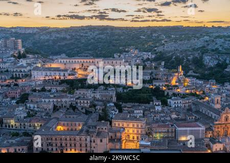 Modica, città costruita su un colle, in provincia di Ragusa, Sicilia. Al centro della città si erge la cattedrale barocca di San Giorgio. Foto Stock