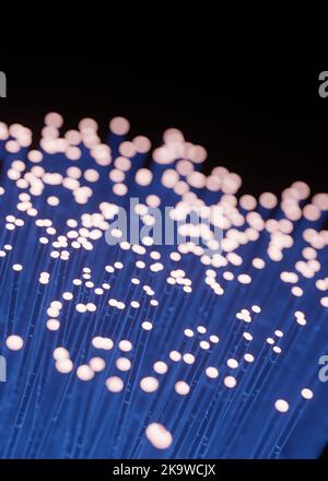 rappresentazione 3d della fibra ottica lampeggiante per il concetto di trasmissione del trasferimento dati. Foto Stock