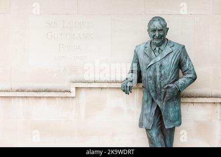 AYLESBURY, Regno Unito - 04 luglio 2021. Statua di bronzo del professor Sir Ludwig Guttmann CBE, fondatore dei Giochi di Stoke Mandeville che si sono evoluti nel Paralym Foto Stock