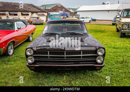 Des Moines, Iowa - 01 luglio 2022: Vista frontale in alto di un Ford Fairlane Ranchero Pickup del 1967 in una fiera automobilistica locale. Foto Stock