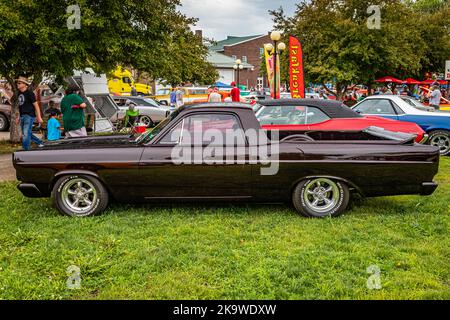 Des Moines, Iowa - 01 luglio 2022: Vista laterale in prospettiva alta di un Ford Fairlane Ranchero Pickup 1967 in una fiera automobilistica locale. Foto Stock