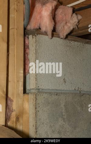 Segni di sfregamento dei roditori in un seminterrato Foto Stock