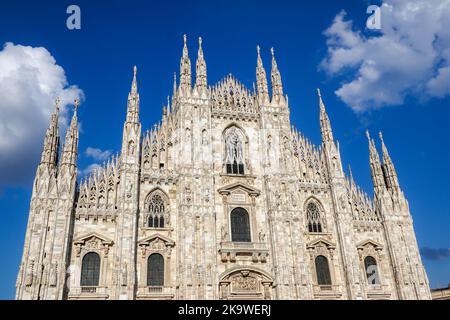 Duomo di Milano in Italia. Bellissimo punto di riferimento architettonico nel Nord Italia. Edificio storico con cielo blu e nuvole. Foto Stock