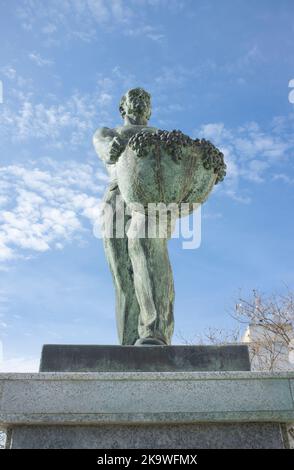 Almendralejo, Spagna. 29th gennaio 2020: Statua commemorativa di Vintager. Scolpito da Diego Garrido nel 1977. Almendralejo, Badajoz, Spagna Foto Stock