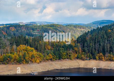 Riva del fiume di Moldava. Paesaggio autunnale. Repubblica Ceca del Sud. Foto Stock
