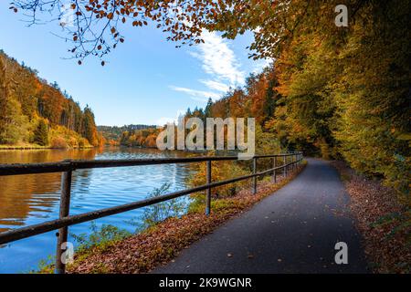 Strada lungo il fiume Moldava nella stagione autunnale. Foto Stock