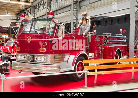 SPEYER, GERMANIA - 2022 OTTOBRE: Red MACK PUMPER C75 1961 camion retrò fuoco nel Technikmuseum Speyer. Foto Stock