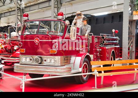 SPEYER, GERMANIA - 2022 OTTOBRE: Red MACK PUMPER C75 1961 camion retrò fuoco nel Technikmuseum Speyer. Foto Stock