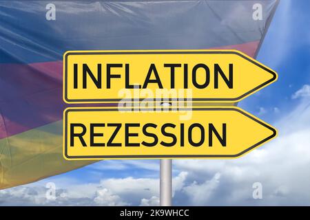 Symbolbild Rezession: Bewölkter Himmel mit Deutschland-Flagge, daneben zeigen Schilder in Richtung Inflation und Rezession (composizione) Foto Stock