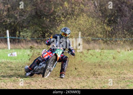 Kenzie Cossey Racing in gara motociclistica da grassack. Evento Donut Meeting organizzato dal Southend & District Motorcycle Club, Essex. Classe intermedia Foto Stock