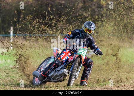 Kenzie Cossey Racing in gara motociclistica da grassack. Evento Donut Meeting organizzato dal Southend & District Motorcycle Club, Essex. Classe intermedia Foto Stock