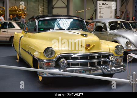 SPEYER, GERMANIA - OTTOBRE 2022: Cadillac Convertible Coupe Serie 62 1953 in avorio giallo nel Technikmuseum Speyer. Foto Stock