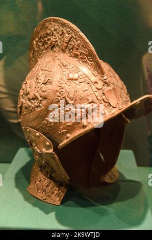 Nobile guerriero. Ritratto di un guerriero o cavaliere medeivale in armatura e casco con scudo e spada in posa isolata su sfondo scuro. Foto Stock